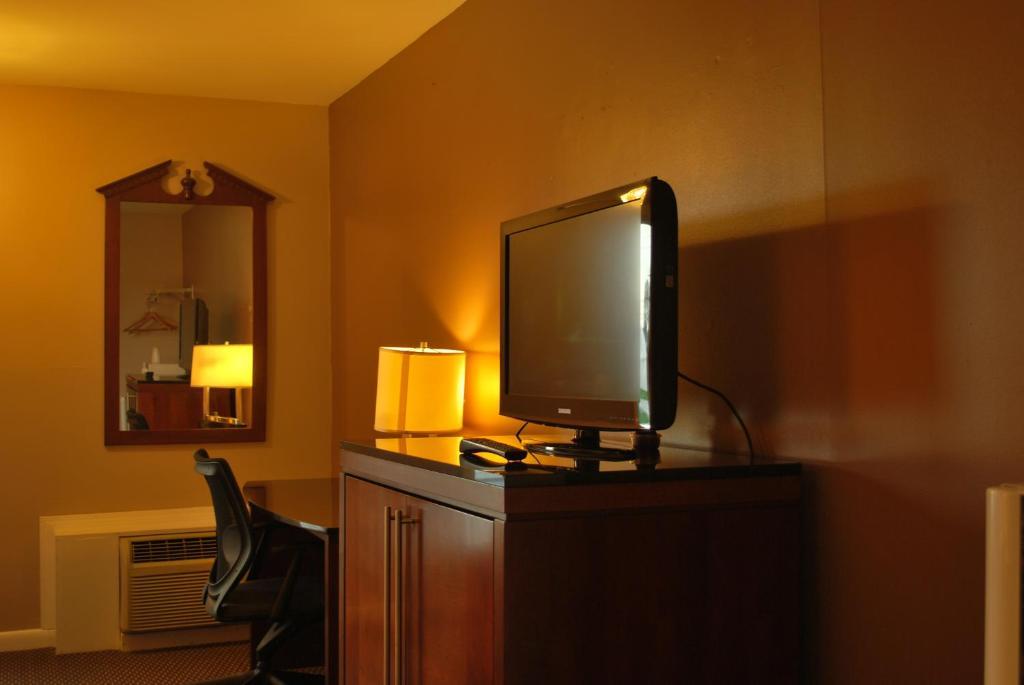 Relax Inn Watertown Уотъртаун Екстериор снимка