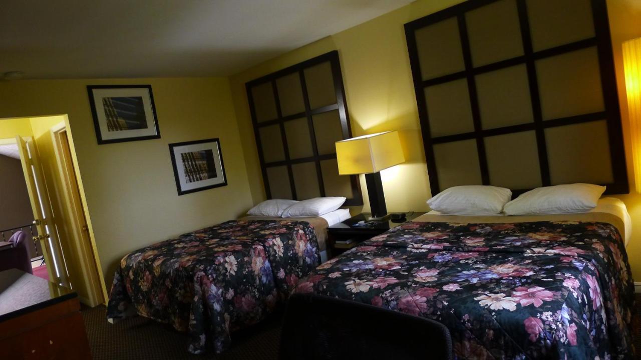 Relax Inn Watertown Уотъртаун Екстериор снимка