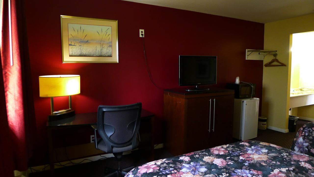 Relax Inn Watertown Уотъртаун Екстериор снимка