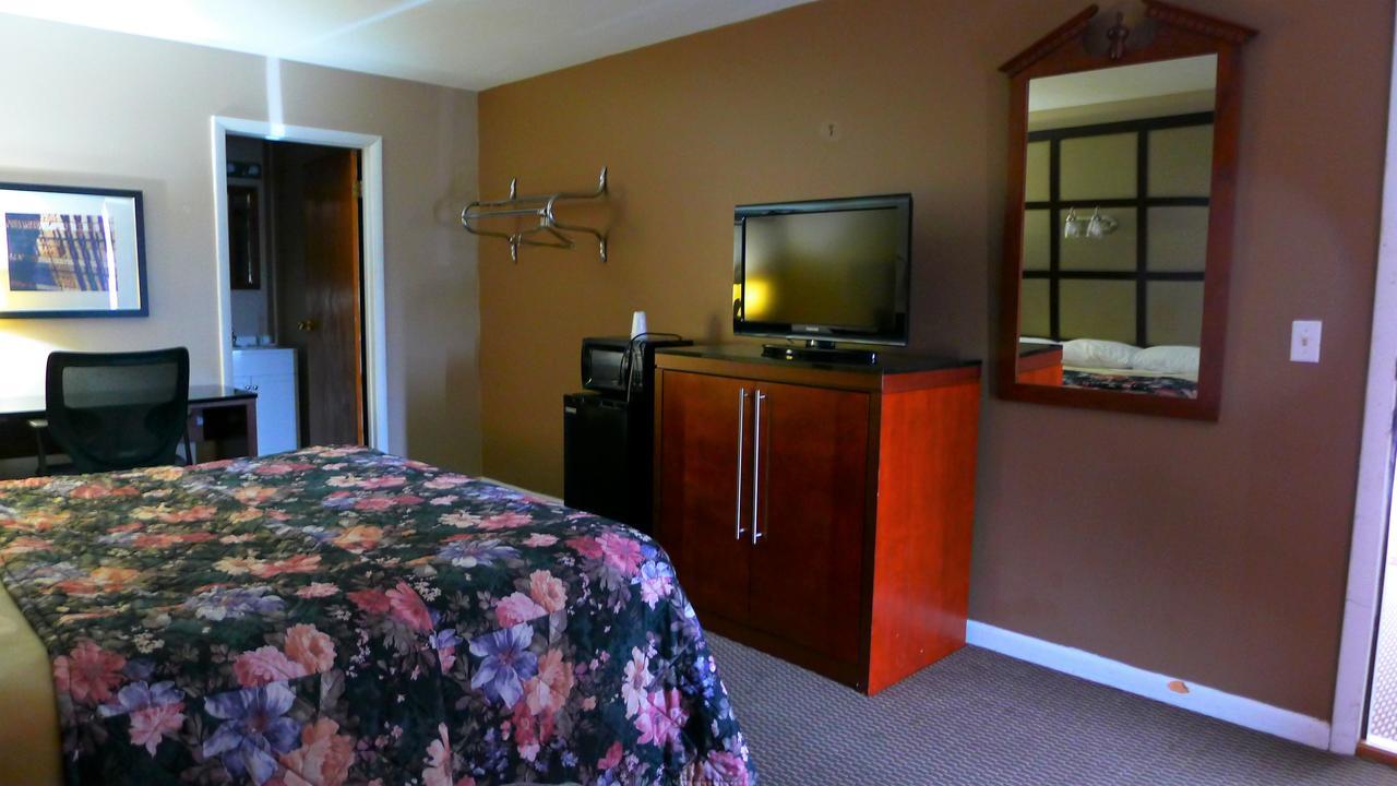 Relax Inn Watertown Уотъртаун Екстериор снимка