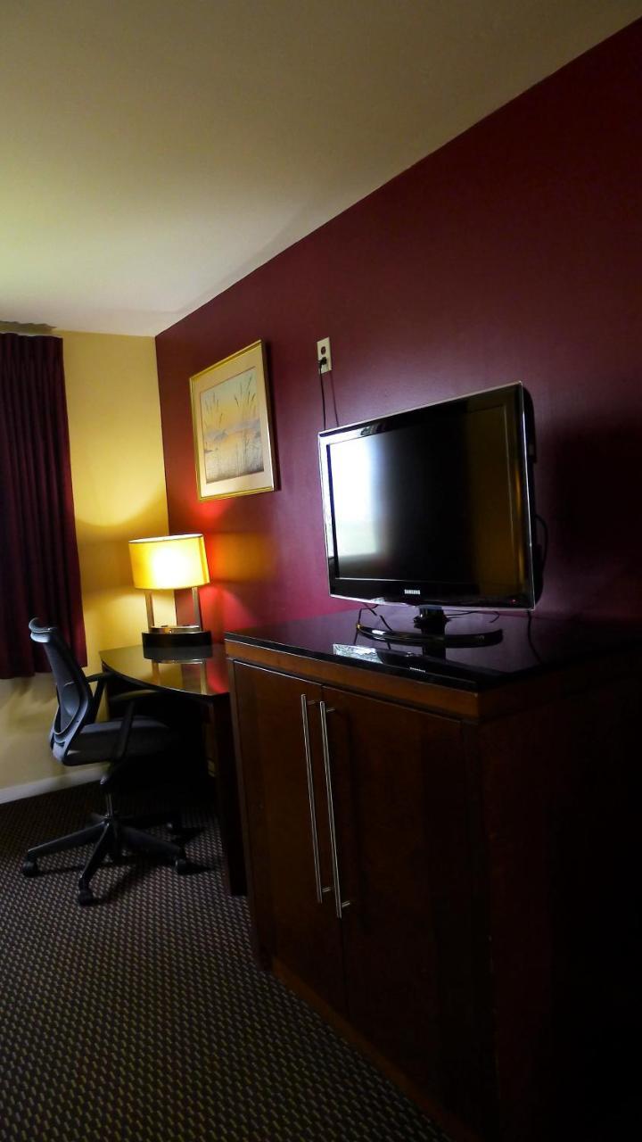 Relax Inn Watertown Уотъртаун Екстериор снимка
