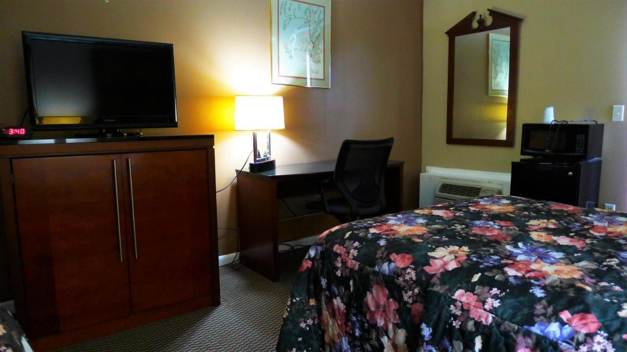 Relax Inn Watertown Уотъртаун Екстериор снимка