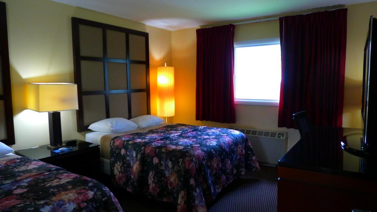 Relax Inn Watertown Уотъртаун Екстериор снимка